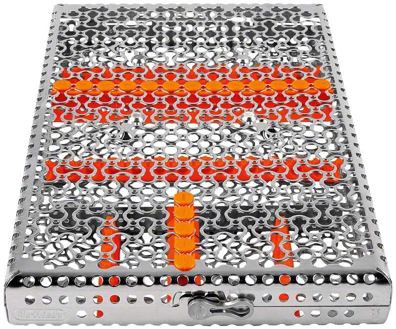 Chirurgische Instrumentenkassette aus Metall mit orangefarbenen Einsätzen.