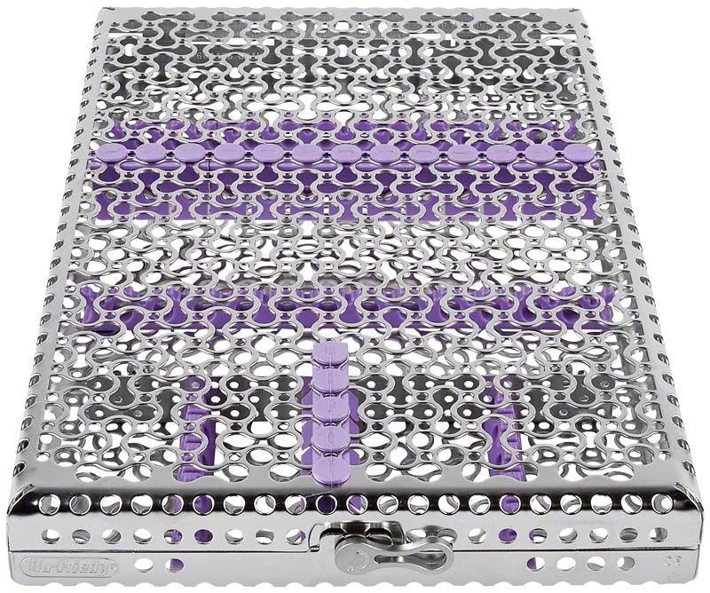 Metallische Instrumentenkassette mit lila Einsätzen für 18 Instrumente.