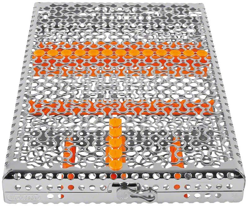 Kassette für 18 Instrumente mit orangefarbenen Details und Metallgitter.