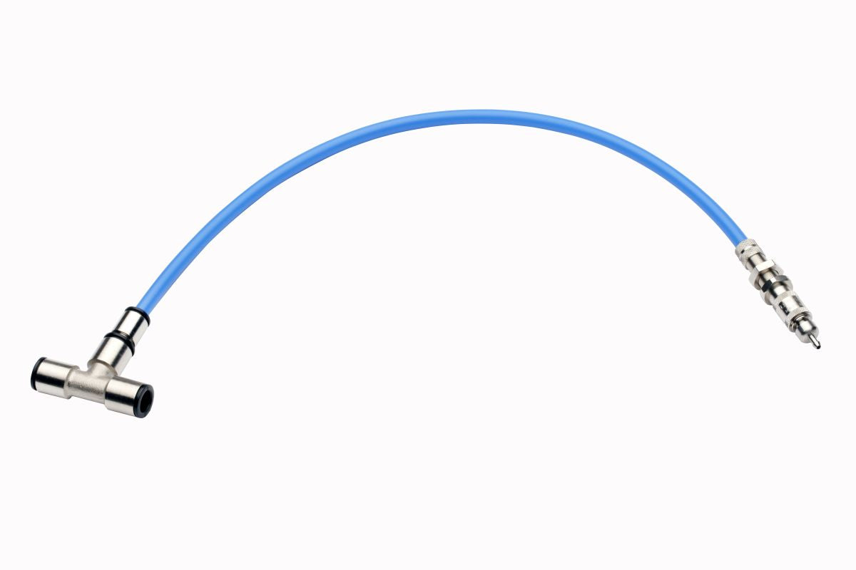 Einbausatz DENTO-PREP™ mit blauem Schlauch und Metallanschlüssen.