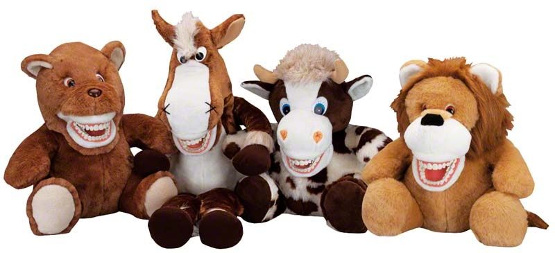 Vier Plüschtiere mit Zähnen, darunter ein Teddy Bär, Pferd, Kuh und Löwe.