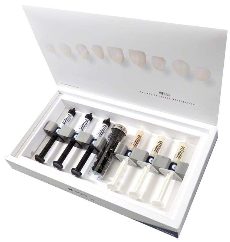 Vitique Cementation Kit mit mehreren Spritzen und Zahnschablonen in offener Verpackung.