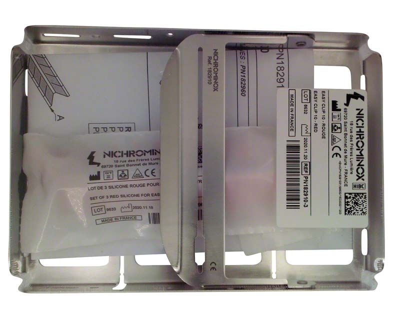 Metallrahmen mit EASY-CLIP 10 Rot und Produktetiketten.