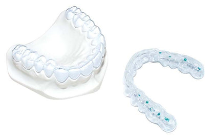 Zahnschiene auf Modell und transparente DURASOFT® pd Folie mit Markierungen.