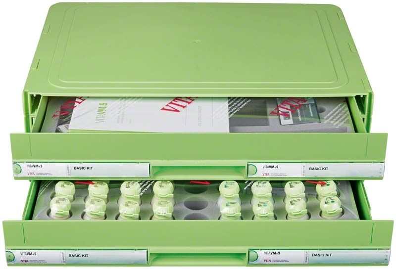 VITAVM®9 BASIC KIT im grünen Aufbewahrungskoffer mit geöffneter Schublade.