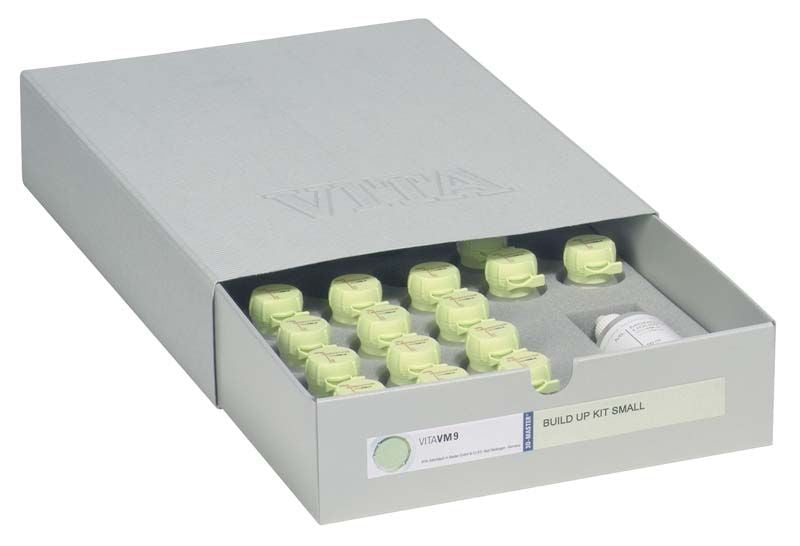 VITAVM®9 Aufbaukit VITA SYSTEM 3D-MASTER® in geöffneter Verpackung mit mehreren Behältern.