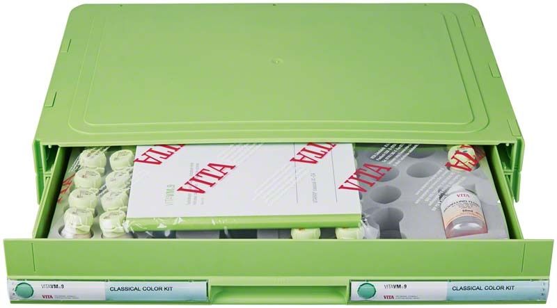 Geöffneter VITAVM®9 CLASSICAL COLOR KIT mit Farbmustersets und Zubehör.