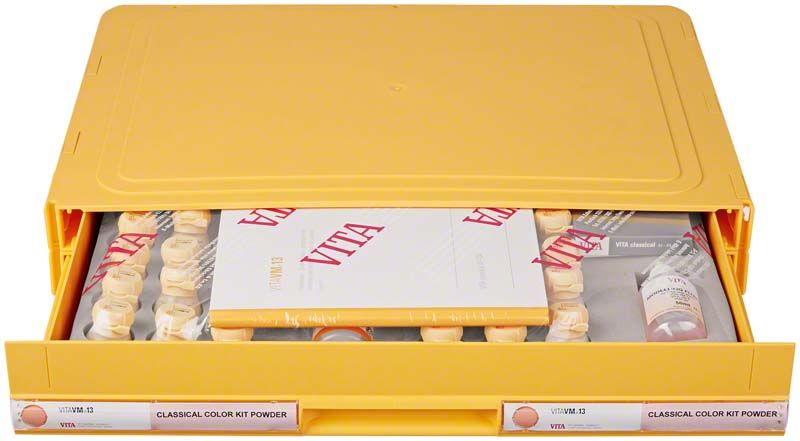 VITAVM®13 CLASSICAL COLOR KIT POWDER in gelber Verpackung mit Farbpulverfläschchen.