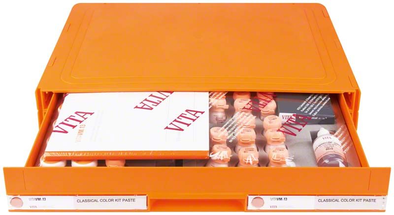 Orangefarbene Box mit VITAVM®13 CLASSICAL COLOR KIT PASTE und Farbpasten.