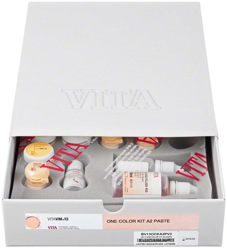 VITAVM®13 ONE COLOR KIT - PASTE A2 im geöffneten Karton mit Fläschchen und Zubehör.