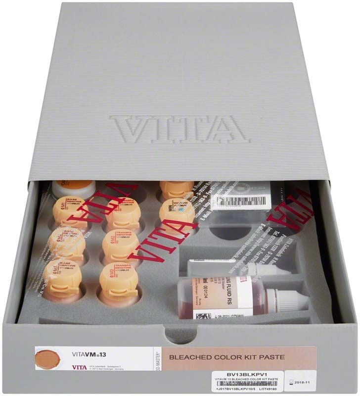 VITAVM®13 Bleached Color Kit Paste mit mehreren Farbpasten in geöffneter Verpackung.