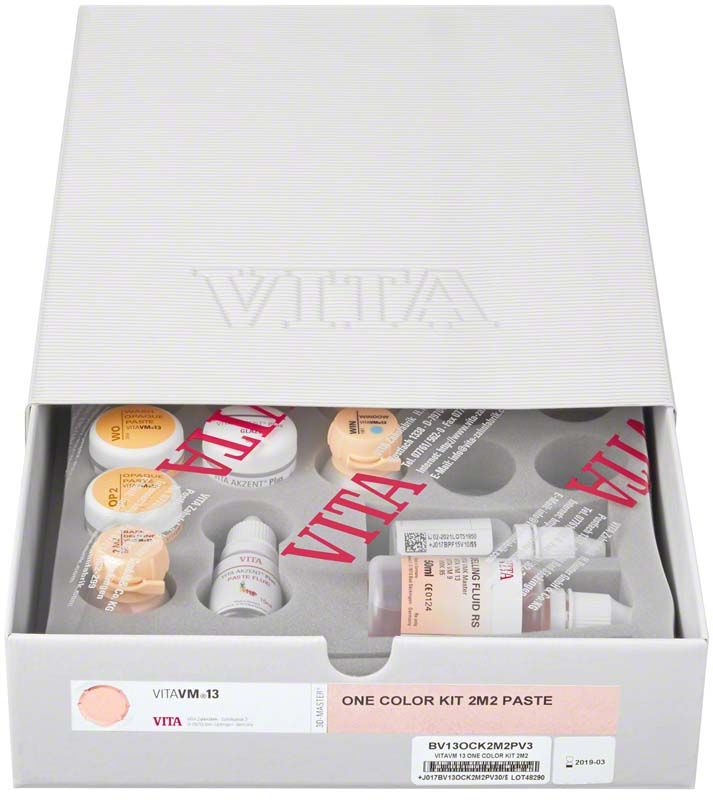 VITAVM®13 ONE COLOR KIT - PASTE 2M2 in geöffneter Verpackung mit Flaschen und Dosen.