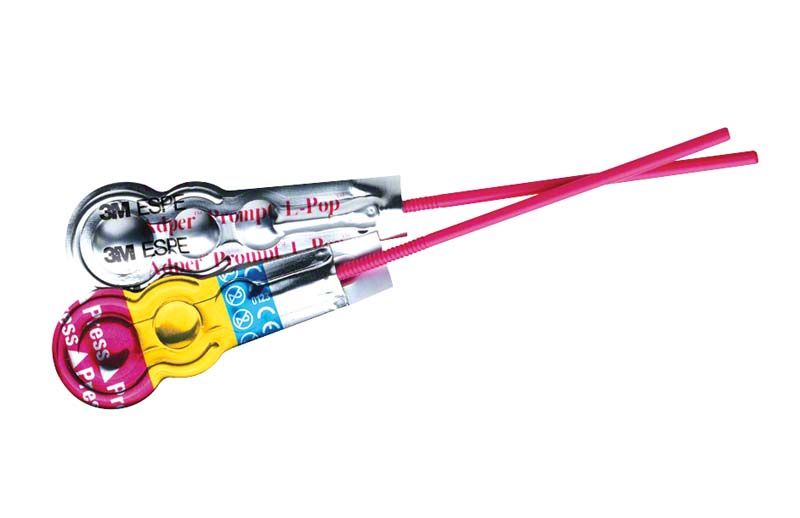 Selbstätzendes Adhäsivsystem Adper™ Prompt™ L-Pop mit Applikationsstäbchen.