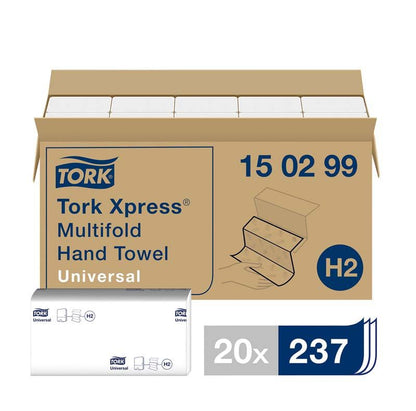 Offene Verpackung Tork Xpress® Multifold Handtücher H2 mit Kartondetails und Faltdarstellung.