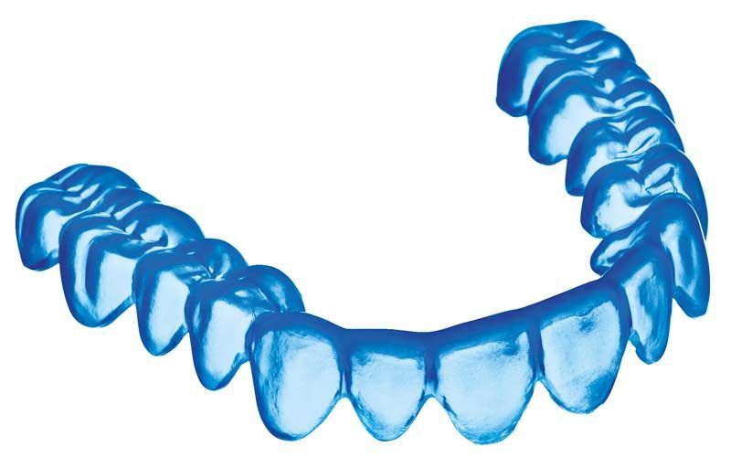 Blaue DURASOFT® pd 2,5mm Tiefziehplatte in Zahnform.