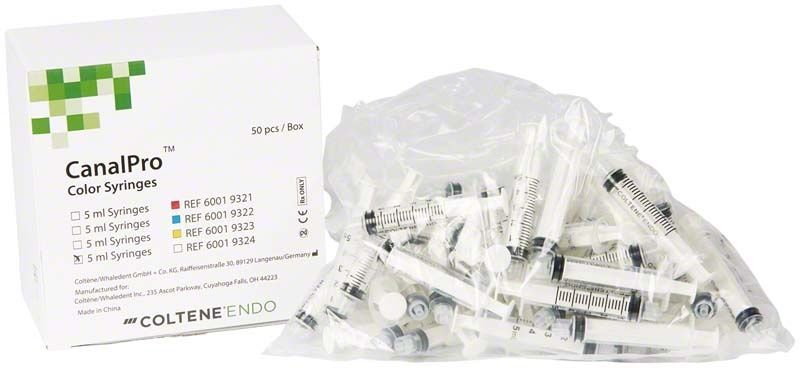 CanalPro™ Color Syringes 5ml weiß vor Verpackung mit 50 Einmalspritzen.
