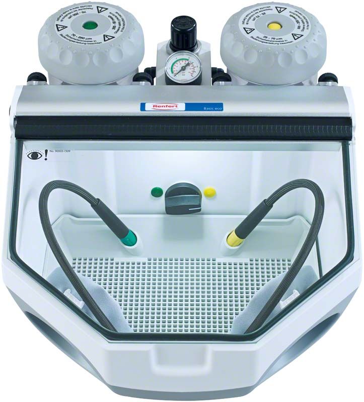 Feinstrahlgerät mit zwei Tanks und Mischkammertechnik für Oberflächenkonditionierung.