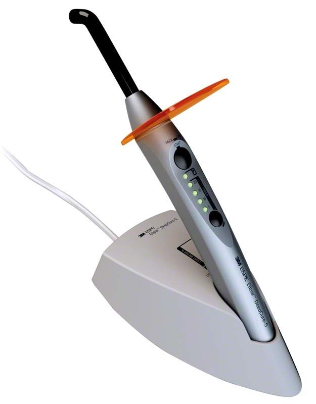 Elipar™ DeepCure-S Lichtleiter auf Ladegerät mit LED-Anzeige.