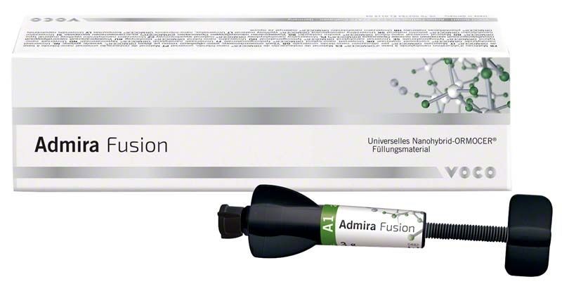 Admira Fusion Spritze A1 mit Verpackung und Molekülgrafik.