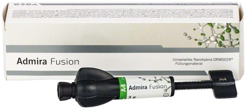 Admira Fusion Spritze A4 vor Verpackung mit Molekül-Design.