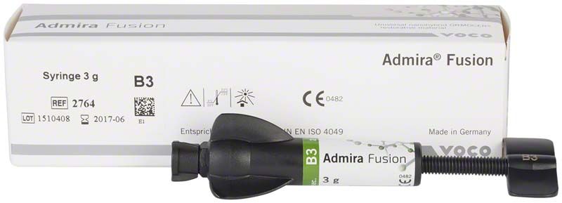 Admira Fusion Spritze B3 vor Verpackung mit Produktinformationen und Logo.