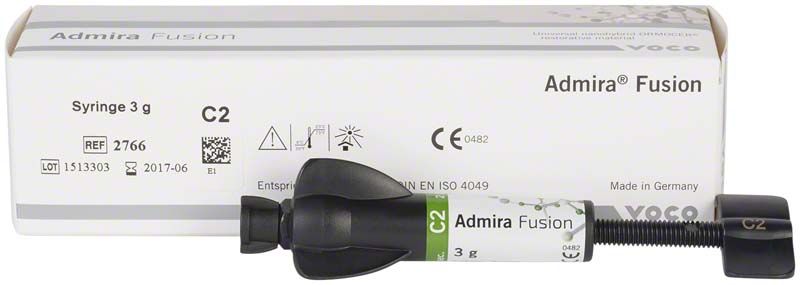 Admira Fusion Spritze C2 vor Verpackung mit Produktinformationen.