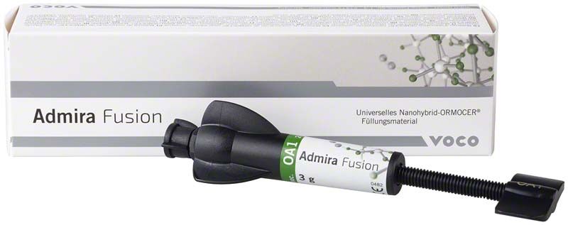 Admira Fusion Spritze OA1 vor Produktverpackung mit Nano-Hybrid-Ormocer Composite.