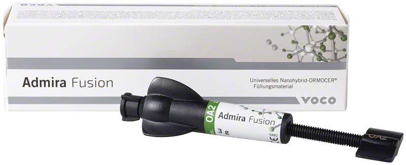 Admira Fusion Spritze OA2 vor Verpackung mit Molekülgrafik.