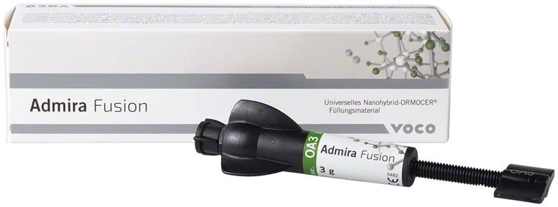 Admira Fusion Spritze OA3 vor Produktverpackung mit Nano-Hybrid-Ormocer Composite.