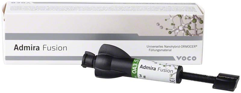Admira® Fusion Spritze OA3,5 vor Verpackung mit Produktdetails.