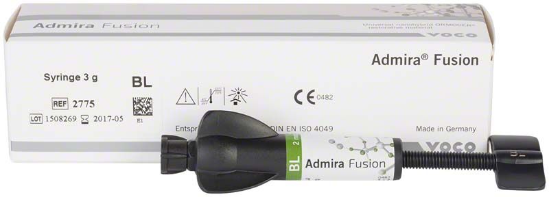Admira® Fusion Spritze BL vor Verpackung mit Produktdetails.