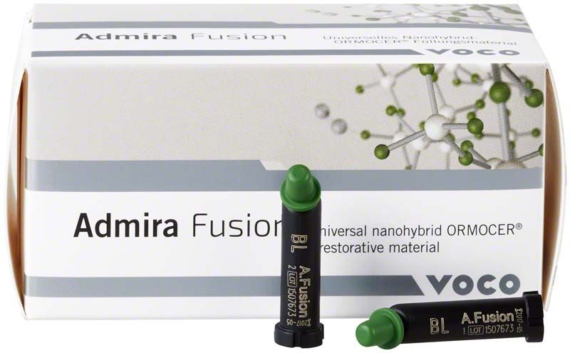 Admira Fusion Caps BL vor Verpackung mit Molekülgrafik und Produktaufdruck.