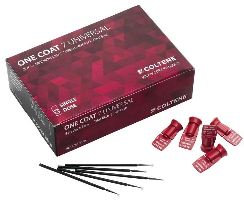 Einzeldosis-Packung "One Coat 7 Universal" mit Applikationspinseln und Kappen.
