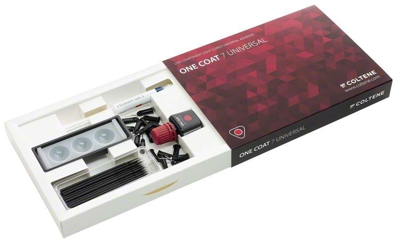 Intro-Kit "One Coat 7 Universal" mit Zubehör in geöffneter Verpackung.