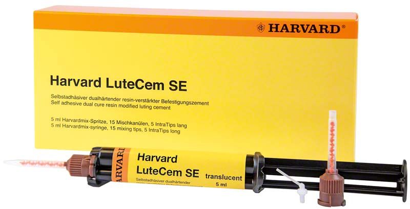 Harvard LuteCem SE Befestigungszement in Spritze vor Produktverpackung.