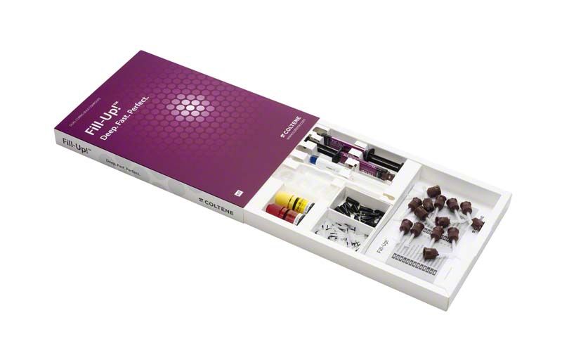 Fill-Up! Introkit mit verschiedenen Zahnarztmaterialien und Werkzeugen in geöffneter Verpackung.