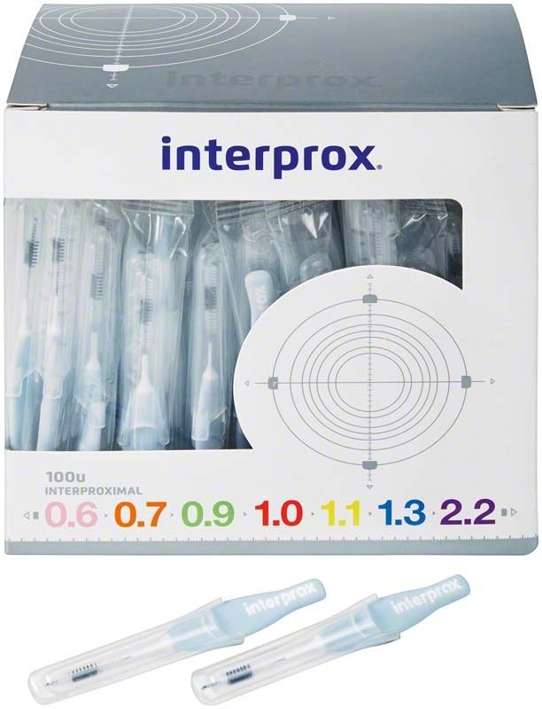 interprox® Box mit hellblauen zylindrischen Interdentalbürsten im Sichtfenster.