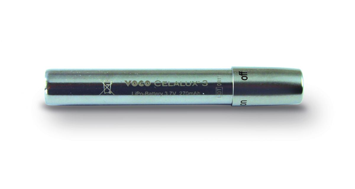 Silberfarbene Celalux® 3 Akku mit Aufschrift und Ein-/Ausschalter.
