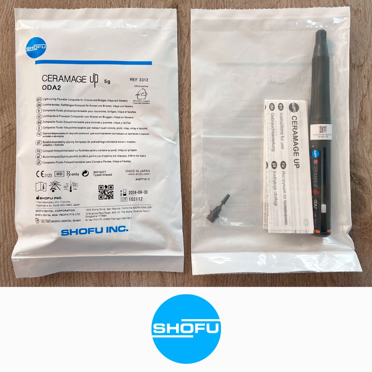 CERAMAGE UP Opaque Dentin ODA2 in Verpackung mit Zubehör auf Holztisch.