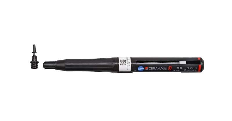 CERAMAGE UP Body C3B Komposit-Verblendsystem in schwarzer Spritze mit Aufsatz.