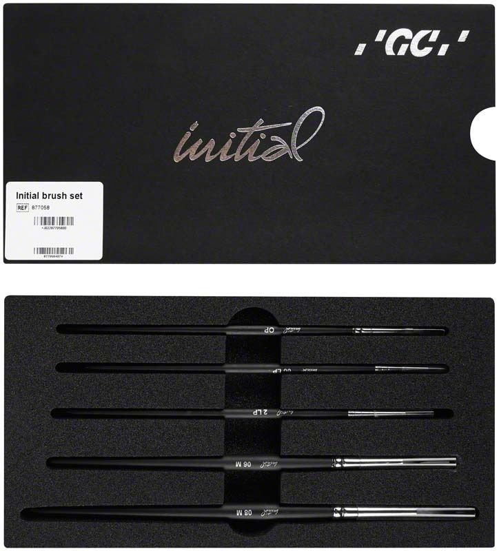 Pinselset GC Initial mit fünf schwarzen Pinseln in Schaumstoffverpackung.