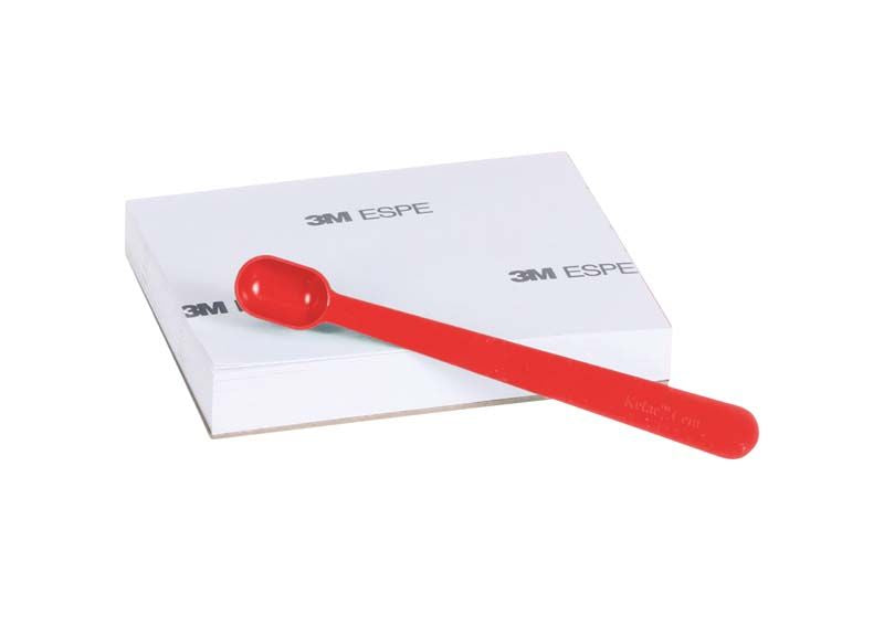 Roter Dosierlöffel auf Ketac™ Cem Easymix Verpackung von 3M ESPE.