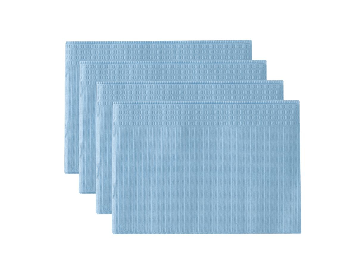 Hellblaue Monoart Patientenservietten, gefaltet und schichtweise angeordnet.
