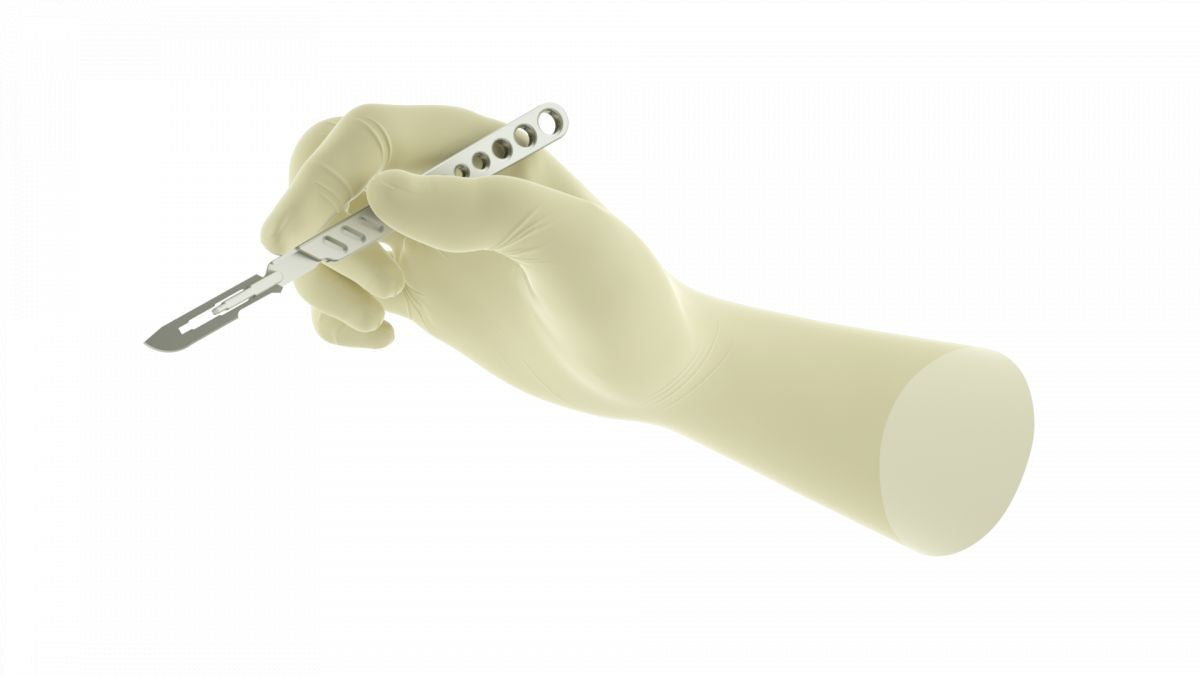 Gammex Latex-Handschuh, Größe 8,5, hält ein Skalpell.