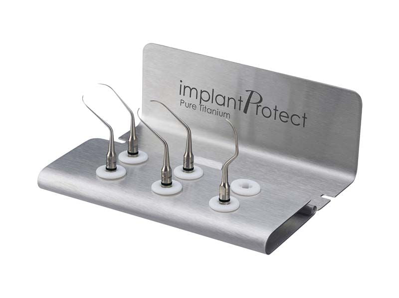 Implant Protect Kit mit fünf zahnärztlichen Instrumenten aus Titan auf Halterung.