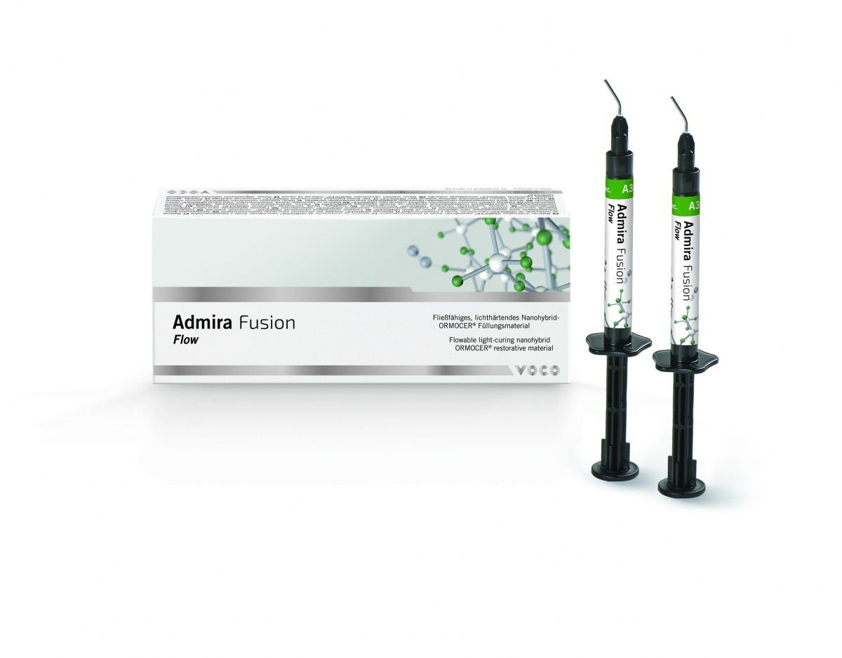 Fließfähiges, lichthärtendes Füllungsmaterial Admira Fusion Flow mit Verpackung und Spritzen.