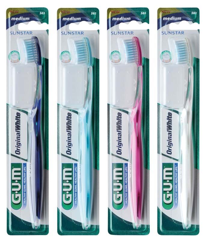 Vier GUM® Original White Zahnbürsten in Verpackung mit mittleren Borsten und verschiedenen Farben.