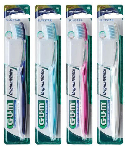 Vier GUM® Original White Zahnbürsten in Verpackung mit mittleren Borsten und verschiedenen Farben.
