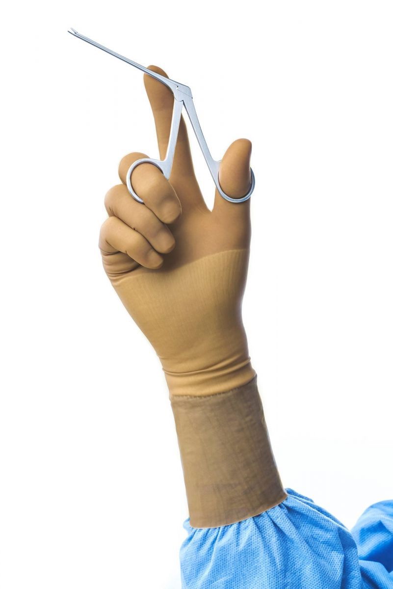 Latexhandschuh Gammex Sensitive Größe 6 hält chirurgische Schere.