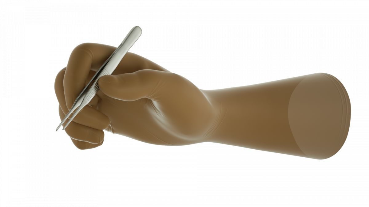 Hand mit Gammex Latex Sensitive Handschuh beim Halten eines medizinischen Instruments.